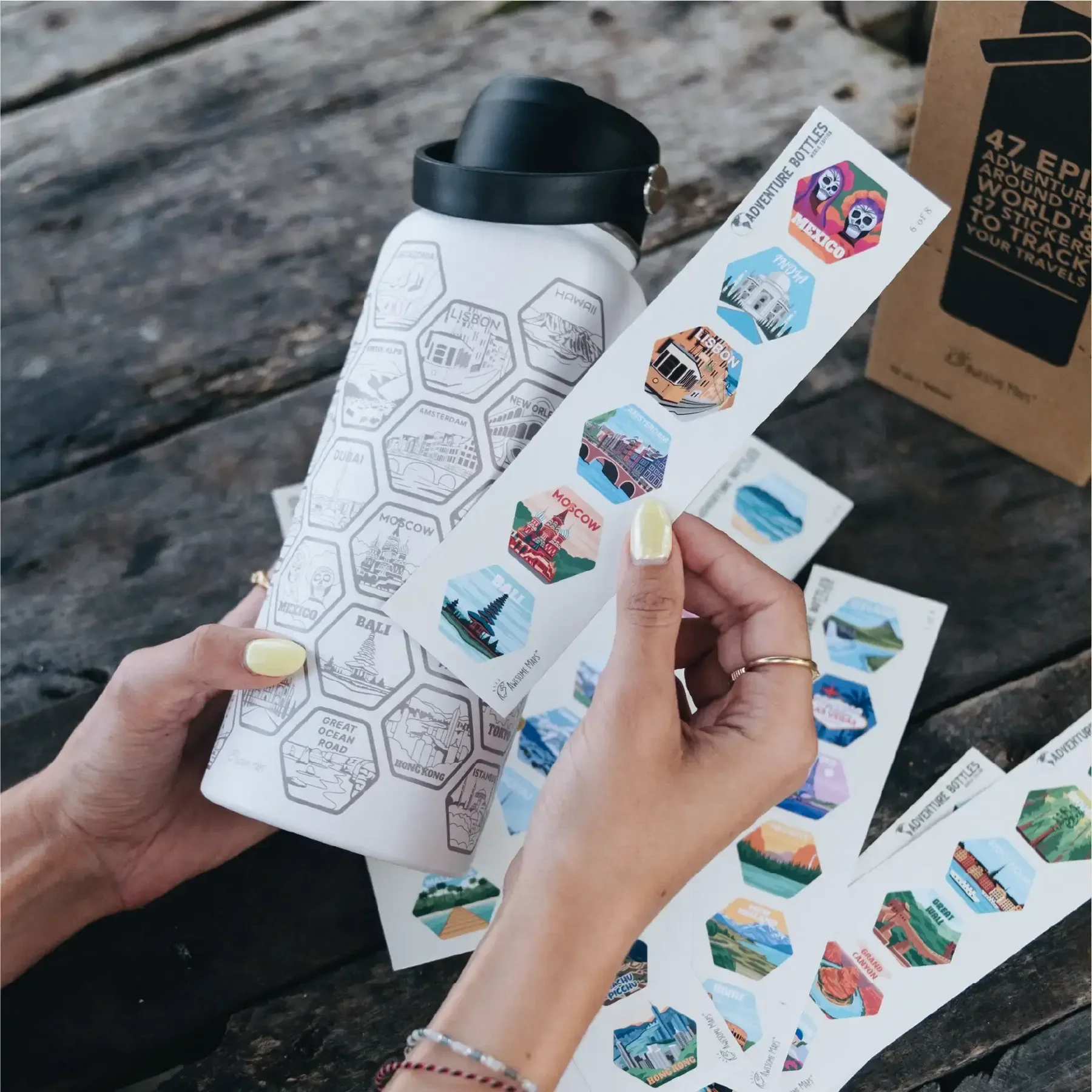 AWESOME MAPS - Adventure Bottle & Stickers - 1 Litro